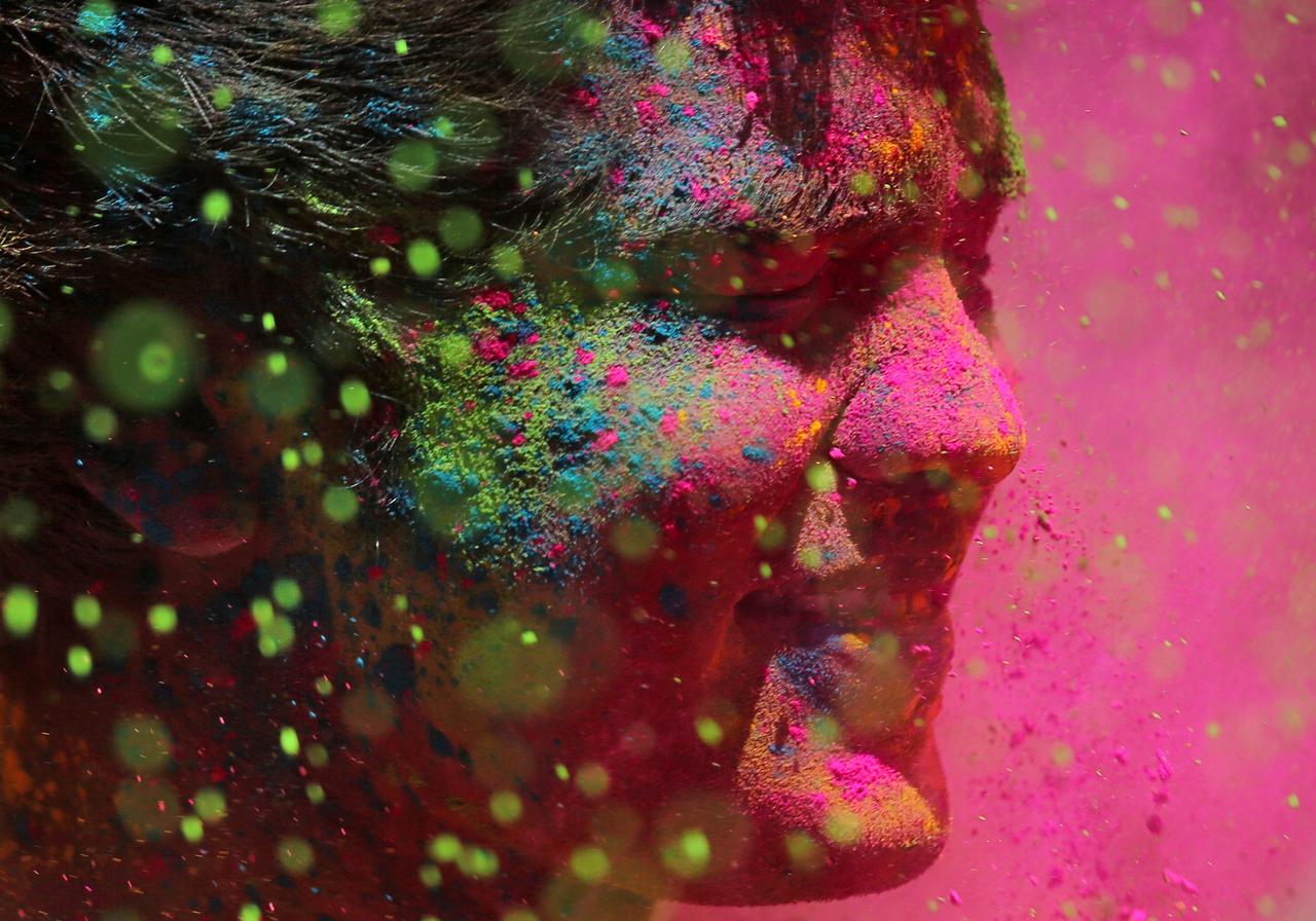 How to wash off colors from your eyes, skin and hair after Holi